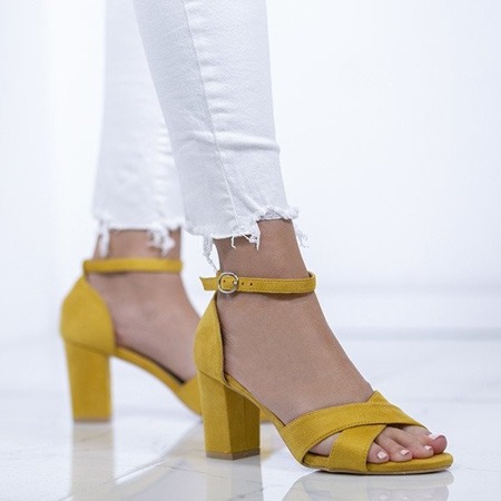 OUTLET Sandały na słupku w kolorze żółtym Sarina - Obuwie