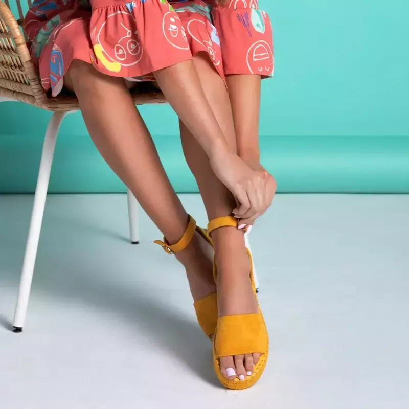 OUTLET Żółte damskie sandały na platformie Sitra - Obuwie