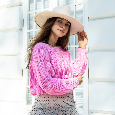 Różowy sweter z łańcuszkiem- Odzież