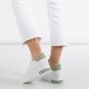 Białe buty sportowe na krytym koturnie z zielonymi wstawkami Sliomenea - Obuwie
