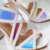 Białe sandały na słupku z holograficznym wykończeniem Raffaessa - Obuwie