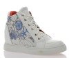 Białe sneakersy na koturnie w błękitne kwiaty   - Obuwie