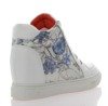 Białe sneakersy na koturnie w błękitne kwiaty   - Obuwie