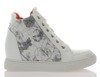Białe sneakersy na koturnie w szare kwiaty   - Obuwie