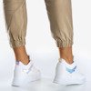 Białe sneakersy na krytym koturnie z holograficznymi wstawkami Fassia - Obuwie
