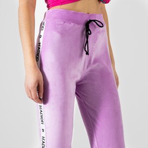 Fioletowe damskie spodnie dresowe z lampasami - Odzież