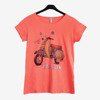 Koralowy t-shirt damski zdobiony kolorowym printem - Odzież