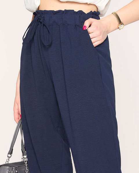 Materiałowe damskie spodnie w kolorze granatowym PLUS SIZE- Odzież