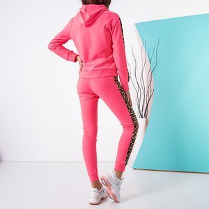Neonowy różowy damski komplet dresowy w panterkę - Odzież