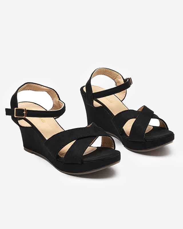 OUTLET Czarne damskie sandały na koturnie Deklis - Obuwie