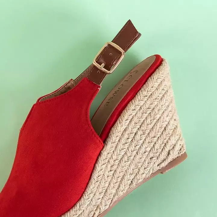 OUTLET Czerwone damskie sandały na koturnie Clowse - Obuwie