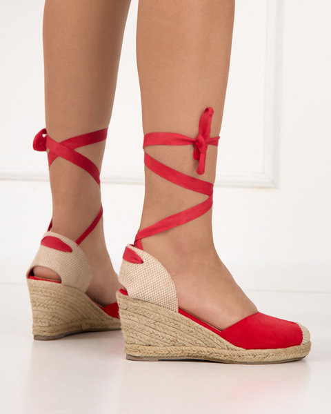 OUTLET Czerwone sandały damskie na koturnie z wiązaniem Nereda - Obuwie