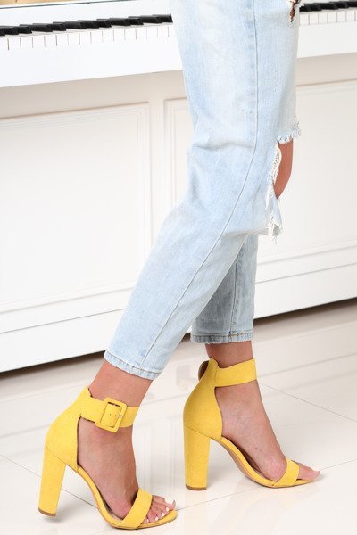 OUTLET Żółte sandały na słupku z zapięciem Katie- Obuwie