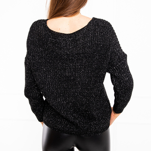 Чорний жіночий светр з підвіскою
