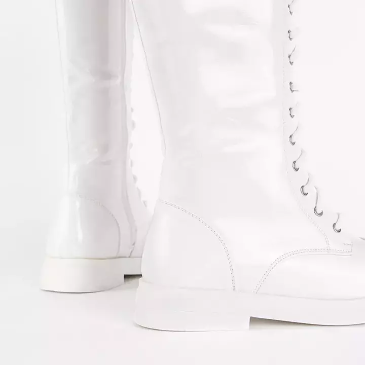 OUTLET Білі лаковані чоботи на шнурівці Tristessa - Взуття
