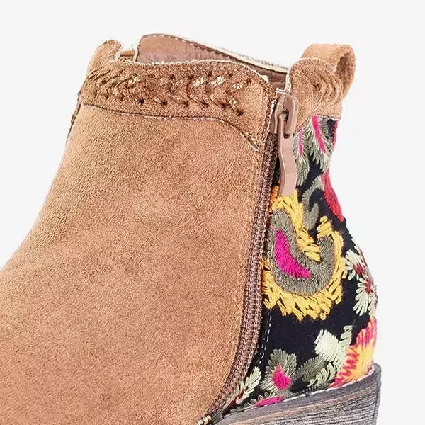 OUTLET Коричневі жіночі чоботи з декоративною вишивкою Hastieli - Туфлі